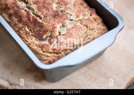 Cotto il pane senza glutine nella teglia, Close-Up, ad alto angolo di visione Foto Stock