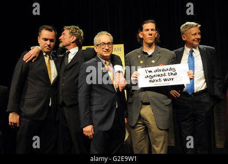 Orlando, Florida, Stati Uniti d'America. 28 Maggio, 2016. Partito libertario candidati presidenziali (da sinistra) Austin Petersen, John McAfee, Marc Allan Feldman, Darryl Perry ed ex governatore del Nuovo Messico Gary Johnson pongono dopo aver partecipato a un dibattito moderato da host radio Larry Elder presso il 2016 libertarie Nominating Convention presso il Rosen Centre Hotel di Orlando, in Florida, il 28 maggio 2016. Convenzione delegati potranno scegliere il loro partito del candidato presidenziale domani. Credito: Paul Hennessy/Alamy Live News Foto Stock