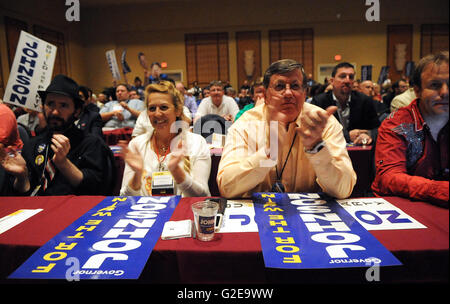 Orlando, Florida, Stati Uniti d'America. 28 Maggio, 2016. I sostenitori del partito libertario candidato presidenziale Gary Johnson clap durante il dibattito presidenziale moderato da host radio Larry Elder presso il 2016 libertarie Nominating Convention presso il Rosen Centre Hotel di Orlando, in Florida, il 28 maggio 2016. Altri candidati nel corso del dibattito sono stati Marc Allan Feldman, Darryl Perry, Austin Petersen, e John McAfee. Convenzione delegati potranno scegliere il loro partito del candidato presidenziale domani. Credito: Paul Hennessy/Alamy Live News Foto Stock