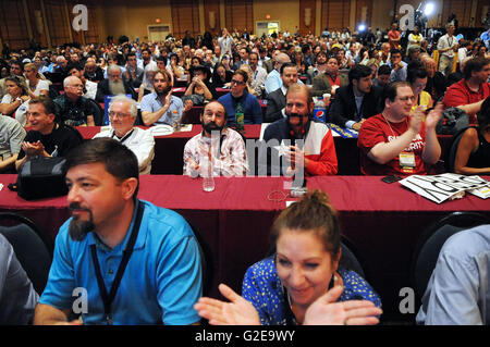 Orlando, Florida, Stati Uniti d'America. 28 Maggio, 2016. I delegati della convenzione clap durante il Partito libertario presidential dibattito moderato da host radio Larry Elder presso il 2016 libertarie Nominating Convention presso il Rosen Centre Hotel di Orlando, in Florida, il 28 maggio 2016. I candidati nel corso del dibattito sono stati Marc Allan Feldman, Darryl Perry, Austin Petersen, John McAfee, ed ex governatore del Nuovo Messico Gaary Johnson. Convenzione delegati potranno scegliere il loro partito del candidato presidenziale domani. Credito: Paul Hennessy/Alamy Live News Foto Stock