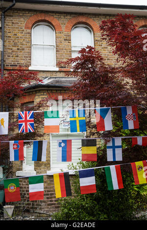 Windsor, Regno Unito. 29 Maggio, 2016. Una famiglia mostra il suo sostegno per la Gran Bretagna più forte in Europa campagna con bandiere e poster. Gran Bretagna il Referendum dell'UE avrà luogo il 23 giugno. Foto Stock