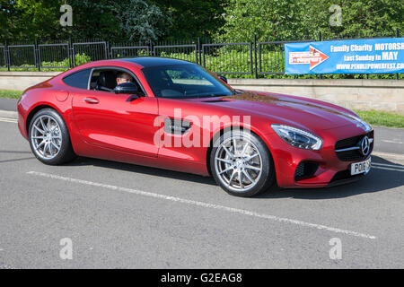 Pendle, Lancashire, Regno Unito. 29 Maggio, 2016. Il rombo di finemente sintonizzati V8's risuona attraverso la Pennine colline del Lancashire come questo anni PowerFest ottiene in corso. Mclaren, Aston Martin, Ferrari e Porsche sono state tutte in mostra i loro migliori domenica, insieme con molti Mini (classic & moderno) in linea con questo tema anni dal lavoro italiano. Credito: Cernan Elias/Alamy Live News Foto Stock