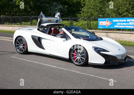 Pendle, Lancashire, Regno Unito. 29 Maggio, 2016. Il rombo di finemente sintonizzati V8's risuona attraverso la Pennine colline del Lancashire come questo anni PowerFest ottiene in corso. Tetto a scomparsa white Ferrari sportscar erano in mostra i loro migliori domenica, insieme con molti Mini (classic & moderno) in linea con questo tema anni dal lavoro italiano. Credito: Cernan Elias/Alamy Live News Foto Stock