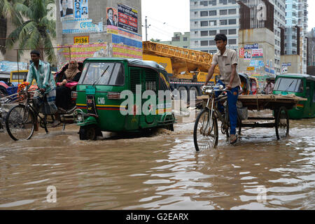 Dacca in Bangladesh. 28 Maggio, 2016. Veicoli tentano la guida e i cittadini sono a piedi attraverso la registrazione di acqua strade di Dhaka in Bangladesh. Il 28 maggio 2016 pesante acquazzone di monsone causato estreme la registrazione di acqua nella maggior parte delle aree della città di Dhaka, Bangladesh. Le strade sono state sommerse rendere il viaggio lento e dannosa. Credito: Mamunur Rashid/Alamy Live News Foto Stock