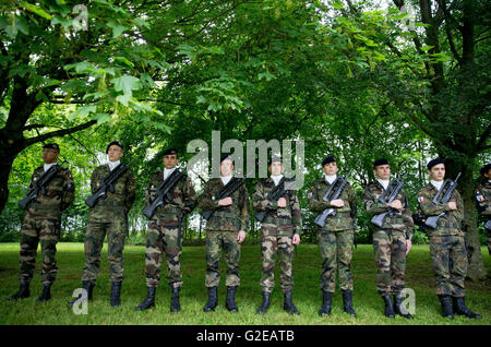 Verdun, Francia. 29 Maggio, 2016. Tedesco e soldati francesi che partecipano alla commemorazione delle vittime della I Guerra Mondiale presso il cimitero militare tedesco in Consenvoye vicino a Verdun, Francia, 29 maggio 2016. Cento anni fa, la battaglia di Verdun tra il tedesco e le truppe francesi ha cominciato a durare per circa 300 giorni e provocando più di 300.000 vittime su entrambi i lati. La Città nella Francia nordorientale è diventato sinonimo per la postazione di brutali battaglie della Prima guerra mondiale I. foto: KAY NIETFELD/dpa/Alamy Live News Foto Stock