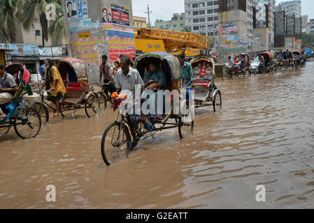 Dacca in Bangladesh. 28 Maggio, 2016. Veicoli tentano la guida e i cittadini sono a piedi attraverso la registrazione di acqua strade di Dhaka in Bangladesh. Il 28 maggio 2016 pesante acquazzone di monsone causato estreme la registrazione di acqua nella maggior parte delle aree della città di Dhaka, Bangladesh. Le strade sono state sommerse rendere il viaggio lento e dannosa. Credito: Mamunur Rashid/Alamy Live News Foto Stock