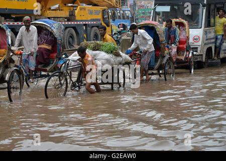 Dacca in Bangladesh. 28 Maggio, 2016. Veicoli tentano la guida e i cittadini sono a piedi attraverso la registrazione di acqua strade di Dhaka in Bangladesh. Il 28 maggio 2016 pesante acquazzone di monsone causato estreme la registrazione di acqua nella maggior parte delle aree della città di Dhaka, Bangladesh. Le strade sono state sommerse rendere il viaggio lento e dannosa. Credito: Mamunur Rashid/Alamy Live News Foto Stock