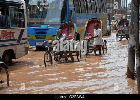 Dacca in Bangladesh. 28 Maggio, 2016. Veicoli tentano la guida e i cittadini sono a piedi attraverso la registrazione di acqua strade di Dhaka in Bangladesh. Il 28 maggio 2016 pesante acquazzone di monsone causato estreme la registrazione di acqua nella maggior parte delle aree della città di Dhaka, Bangladesh. Le strade sono state sommerse rendere il viaggio lento e dannosa. Credito: Mamunur Rashid/Alamy Live News Foto Stock