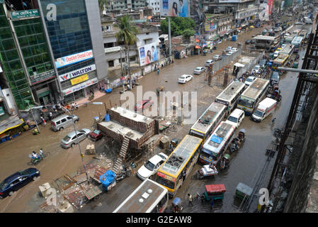 Dacca in Bangladesh. 28 Maggio, 2016. Veicoli tentano la guida e i cittadini sono a piedi attraverso la registrazione di acqua strade di Dhaka in Bangladesh. Il 28 maggio 2016 pesante acquazzone di monsone causato estreme la registrazione di acqua nella maggior parte delle aree della città di Dhaka, Bangladesh. Le strade sono state sommerse rendere il viaggio lento e dannosa. Credito: Mamunur Rashid/Alamy Live News Foto Stock