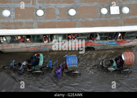 Dacca in Bangladesh. 28 Maggio, 2016. Veicoli tentano la guida e i cittadini sono a piedi attraverso la registrazione di acqua strade di Dhaka in Bangladesh. Il 28 maggio 2016 pesante acquazzone di monsone causato estreme la registrazione di acqua nella maggior parte delle aree della città di Dhaka, Bangladesh. Le strade sono state sommerse rendere il viaggio lento e dannosa. Credito: Mamunur Rashid/Alamy Live News Foto Stock