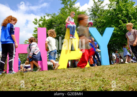 Festival di fieno, Wales, Regno Unito - Domenica 29 Maggio 2016 - Giovani i bambini godono della possibilità di correre e giocare sul Festival di prati nel bel tempo. Fotografia Steven Maggio / Alamy Live News Foto Stock