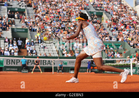 Stade Roland Garros di Parigi, Francia. 28 Maggio, 2016. Roland Garros Open di Francia di Tennis giorno sette. Alize Cornet (FRA) Venus Williams (USA) © Azione Sport Plus/Alamy Live News Foto Stock