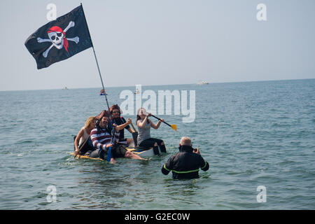 Aberystwyth Wales UK, domenica 29 maggio 2016 UK Bank Holiday meteo; in una bella posizione soleggiata e molto calda domenica pomeriggio, la gente a prendere parte alla carità annuale gara zattera in mare al di fuori The Glengower Hotel (gli organizzatori della manifestazione) in Aberystwyth sulla costa di Cardigan Bay, West Wales. I4 squadre hanno gareggiato in questa gara di anni, ogni pagare £10 Entrata a pagamento, che , insieme con i proventi di una lotteria e la benna di raccolta, è donata al credito RNLI: keith morris/Alamy Live News Foto Stock