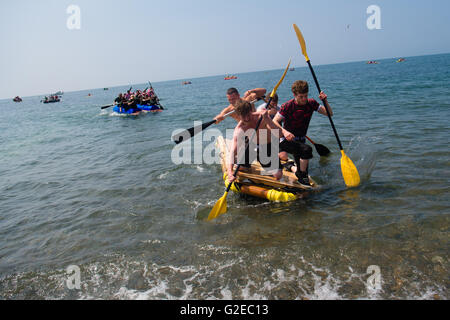 Aberystwyth Wales UK, domenica 29 maggio 2016 UK Bank Holiday meteo; in una bella posizione soleggiata e molto calda domenica pomeriggio, la gente a prendere parte alla carità annuale gara zattera in mare al di fuori The Glengower Hotel (gli organizzatori della manifestazione) in Aberystwyth sulla costa di Cardigan Bay, West Wales. I4 squadre hanno gareggiato in questa gara di anni, ogni pagare £10 Entrata a pagamento, che , insieme con i proventi di una lotteria e la benna di raccolta, è donata al credito RNLI: keith morris/Alamy Live News Foto Stock