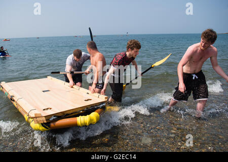 Aberystwyth Wales UK, domenica 29 maggio 2016 UK Bank Holiday meteo; in una bella posizione soleggiata e molto calda domenica pomeriggio, la gente a prendere parte alla carità annuale gara zattera in mare al di fuori The Glengower Hotel (gli organizzatori della manifestazione) in Aberystwyth sulla costa di Cardigan Bay, West Wales. I4 squadre hanno gareggiato in questa gara di anni, ogni pagare £10 Entrata a pagamento, che , insieme con i proventi di una lotteria e la benna di raccolta, è donata al credito RNLI: keith morris/Alamy Live News Foto Stock