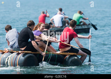 Aberystwyth Wales UK, domenica 29 maggio 2016 UK Bank Holiday meteo; in una bella posizione soleggiata e molto calda domenica pomeriggio, la gente a prendere parte alla carità annuale gara zattera in mare al di fuori The Glengower Hotel (gli organizzatori della manifestazione) in Aberystwyth sulla costa di Cardigan Bay, West Wales. I4 squadre hanno gareggiato in questa gara di anni, ogni pagare £10 Entrata a pagamento, che , insieme con i proventi di una lotteria e la benna di raccolta, è donata al credito RNLI: keith morris/Alamy Live News Foto Stock