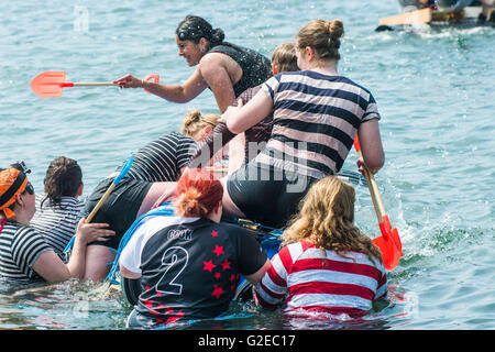 Aberystwyth Wales UK, domenica 29 maggio 2016 UK Bank Holiday meteo; in una bella posizione soleggiata e molto calda domenica pomeriggio, la gente a prendere parte alla carità annuale gara zattera in mare al di fuori The Glengower Hotel (gli organizzatori della manifestazione) in Aberystwyth sulla costa di Cardigan Bay, West Wales. I4 squadre hanno gareggiato in questa gara di anni, ogni pagare £10 Entrata a pagamento, che , insieme con i proventi di una lotteria e la benna di raccolta, è donata al credito RNLI: keith morris/Alamy Live News Foto Stock