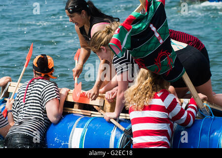 Aberystwyth Wales UK, domenica 29 maggio 2016 UK Bank Holiday meteo; in una bella posizione soleggiata e molto calda domenica pomeriggio, la gente a prendere parte alla carità annuale gara zattera in mare al di fuori The Glengower Hotel (gli organizzatori della manifestazione) in Aberystwyth sulla costa di Cardigan Bay, West Wales. I4 squadre hanno gareggiato in questa gara di anni, ogni pagare £10 Entrata a pagamento, che , insieme con i proventi di una lotteria e la benna di raccolta, è donata al credito RNLI: keith morris/Alamy Live News Foto Stock