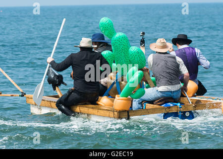 Aberystwyth Wales UK, domenica 29 maggio 2016 UK Bank Holiday meteo; in una bella posizione soleggiata e molto calda domenica pomeriggio, la gente a prendere parte alla carità annuale gara zattera in mare al di fuori The Glengower Hotel (gli organizzatori della manifestazione) in Aberystwyth sulla costa di Cardigan Bay, West Wales. I4 squadre hanno gareggiato in questa gara di anni, ogni pagare £10 Entrata a pagamento, che , insieme con i proventi di una lotteria e la benna di raccolta, è donata al credito RNLI: keith morris/Alamy Live News Foto Stock