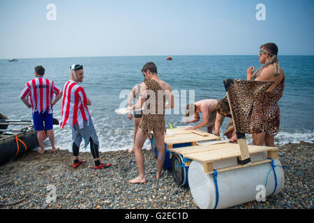 Aberystwyth Wales UK, domenica 29 maggio 2016 UK Bank Holiday meteo; in una bella posizione soleggiata e molto calda domenica pomeriggio, la gente a prendere parte alla carità annuale gara zattera in mare al di fuori The Glengower Hotel (gli organizzatori della manifestazione) in Aberystwyth sulla costa di Cardigan Bay, West Wales. I4 squadre hanno gareggiato in questa gara di anni, ogni pagare £10 Entrata a pagamento, che , insieme con i proventi di una lotteria e la benna di raccolta, è donata al credito RNLI: keith morris/Alamy Live News Foto Stock