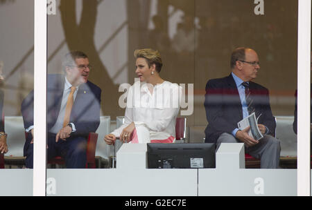 Il Principato di Monaco e Monte Carlo - 29 Maggio 2016: il Principe Alberto II di Monaco, Principessa Charlene e presidente del CIO Thomas Bach (sinistra) al Campionato del Mondo di Formula Uno FIA | Utilizzo di tutto il mondo Foto Stock