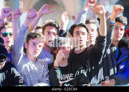 Leon, Spagna. 29 Maggio, 2016. Encurage pubblica durante la semifinale del freestyle battle 'RedBull Batalla de Los Gallos ('Battaglia dei Galli') a Piazza principale il 29 maggio 2016 a Leon, Spagna. Credito: David Gato/Alamy Live News Foto Stock