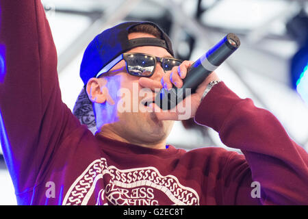 Leon, Spagna. 29 Maggio, 2016. MC spagnolo 'Inverti' canta durante la semifinale del freestyle battle 'RedBull Batalla de Los Gallos ('Battaglia dei Galli') a Piazza principale il 29 maggio 2016 a Leon, Spagna. Credito: David Gato/Alamy Live News Foto Stock