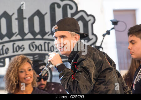 Leon, Spagna. 29 Maggio, 2016. MC spagnolo 'FJ" canta durante la semifinale del freestyle battle 'RedBull Batalla de Los Gallos ('Battaglia dei Galli') a Piazza principale il 29 maggio 2016 a Leon, Spagna. Credito: David Gato/Alamy Live News Foto Stock