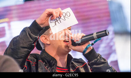 Leon, Spagna. 29 Maggio, 2016. MC spagnolo 'FJ" canta durante la semifinale del freestyle battle 'RedBull Batalla de Los Gallos ('Battaglia dei Galli') a Piazza principale il 29 maggio 2016 a Leon, Spagna. Credito: David Gato/Alamy Live News Foto Stock