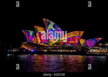 Sydney, Australia. 29 Maggio, 2016. Vivid Sydney Australia celebra la cultura indigena con il 'Songlines' risalto che figurano sulle vele dell'iconica Opera House di Sydney. L'animazione ha presentato il lavoro di sei celebri artisti aborigeni: Karla Dickens, Djon Mundine OAM, Reko Rennie, Gabriella Possum Nungurrayi, Donny Woolagoodja e tardo Gulumbu Yunipingu su maggio 28, 2016 a Sydney, in Australia. © Hugh Peterswald/Pacific Press/Alamy Live News Foto Stock