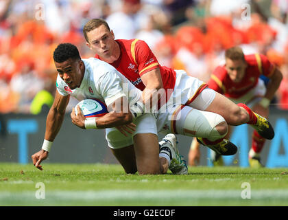 Stadio di Twickenham, Londra, Regno Unito. 29 Maggio, 2016. Old Mutual Rugby. Tra Inghilterra e Galles. Inghilterra Anthony Watson è affrontato da George il Nord del Galles sul suo modo di rigature a provare © Azione Sport Plus/Alamy Live News Foto Stock