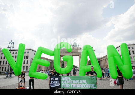 Attivisti per i diritti degli animali dell'organizzazione Peta protestando con lettere gonfiabili ortografia 'Vegano' a Pariser Platz a Berlino, Germania, 29 maggio 2016. La campagna si rivolge contro lo sfruttamento delle mucche. Foto: KLAUS-DIETMAR GABBERT/dpa Foto Stock