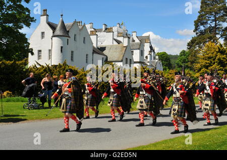 Blair Atholl, Perthshire, Scotland, Regno Unito. 29 Maggio, 2016. La Atholl Montanari aprendo la Highland Games all'Atholl Highland Gathering. Credito: Cameron Cormack/Alamy Live News Foto Stock