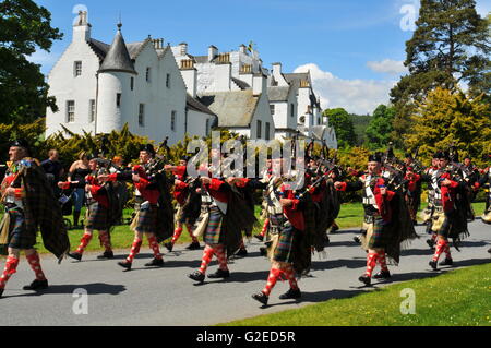 Blair Atholl, Perthshire, Scotland, Regno Unito. 29 Maggio, 2016. La Atholl Montanari aprendo la Highland Games all'Atholl Highland Gathering. Credito: Cameron Cormack/Alamy Live News Foto Stock