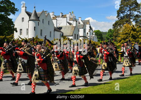 Blair Atholl, Perthshire, Scotland, Regno Unito. 29 Maggio, 2016. La Atholl Montanari aprendo la Highland Games all'Atholl Highland Gathering. Credito: Cameron Cormack/Alamy Live News Foto Stock