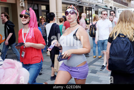 Brighton Regno Unito 29 maggio 2016 - artisti di strada vagare Brighton sotto il sole come il buon Meteo previsioni è di proseguire oltre la banca vacanze weekend Credito: Simon Dack/Alamy Live News Foto Stock