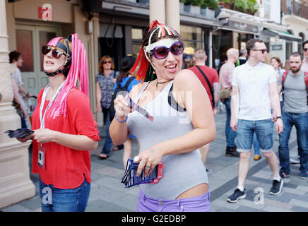 Brighton Regno Unito 29 maggio 2016 - artisti di strada vagare Brighton sotto il sole come il buon Meteo previsioni è di proseguire oltre la banca vacanze weekend Credito: Simon Dack/Alamy Live News Foto Stock