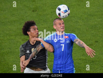 Augsburg, Germania. 29 Maggio, 2016. La Germania Leroy Sané (l) e la Slovacchia di Vladimir Weiss in azione durante la international amichevole tra Germania e Slovacchia a WWK-Arena di Augsburg, Germania, 29 maggio 2016. Foto: PETER KNEFFEL/dpa/Alamy Live News Foto Stock