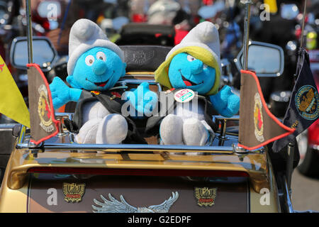 Glasgow, Regno Unito. 29 Maggio, 2016. Motociclisti di tutta la Scozia ha incontrato a Erskine vicino a Glasgow per una moto rally a sostegno di Erskine ospedale per veterani militari. È stato stimato che più di mille moto ha preso parte alla parata intorno a Erskine prima di finire nella motivazione di Erskine ospedale per un pomeriggio in Estate fete. Credito: Findlay/Alamy Live News Foto Stock