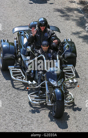 Glasgow, Regno Unito. 29 Maggio, 2016. Motociclisti di tutta la Scozia ha incontrato a Erskine vicino a Glasgow per una moto rally a sostegno di Erskine ospedale per veterani militari. È stato stimato che più di mille moto ha preso parte alla parata intorno a Erskine prima di finire nella motivazione di Erskine ospedale per un pomeriggio in Estate fete. Credito: Findlay/Alamy Live News Foto Stock