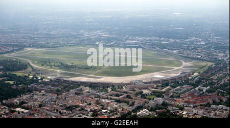 Berlino, Germania. 29 Maggio, 2016. L'ex aeroporto di Tempelhof di Berlino, Germania, 29 maggio 2016. Foto: BERND VON JUTRCZENKA/dpa/Alamy Live News Foto Stock