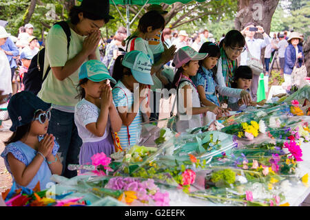 Persone che pregano in un gesto di cordoglio per la recente morte dell'elefante Hanako o ''fiore bambino'' in Inokashira Park Zoo il 29 maggio 2016, Tokyo, Giappone. L'elefante è morto giovedì all'età di 69. Hanako, il più antico elefante in Giappone, è stato un dono dal governo tailandese nel 1949. © Rodrigo Reyes Marin/AFLO/Alamy Live News Foto Stock