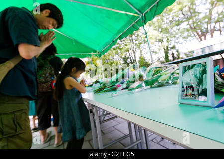 Persone che pregano in un gesto di cordoglio per la recente morte dell'elefante Hanako o ''fiore bambino'' in Inokashira Park Zoo il 29 maggio 2016, Tokyo, Giappone. L'elefante è morto giovedì all'età di 69. Hanako, il più antico elefante in Giappone, è stato un dono dal governo tailandese nel 1949. © Rodrigo Reyes Marin/AFLO/Alamy Live News Foto Stock