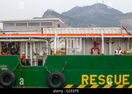 Palermo, Italia. 29 Maggio, 2016. I Medici Senza Frontiere (MSF) nave arrivato al porto di Palermo, Italia il 29 maggio 2016 trasportano circa 600 immigrati africani. Credito: Antonio Melita/Alamy Live News Foto Stock