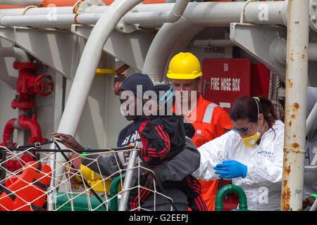 Palermo, Italia. 29 Maggio, 2016. I Medici Senza Frontiere (MSF) nave arrivato al porto di Palermo, Italia il 29 maggio 2016 trasportano circa 600 immigrati africani. Credito: Antonio Melita/Alamy Live News Foto Stock