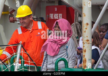 Palermo, Italia. 29 Maggio, 2016. I Medici Senza Frontiere (MSF) nave arrivato al porto di Palermo, Italia il 29 maggio 2016 trasportano circa 600 immigrati africani. Credito: Antonio Melita/Alamy Live News Foto Stock