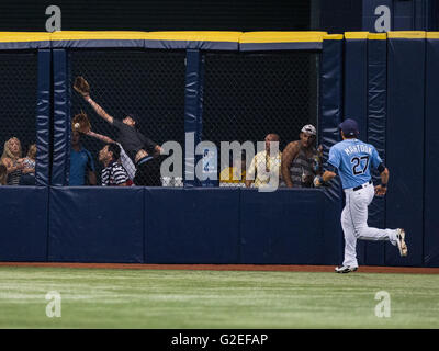 San Pietroburgo, Florida, Stati Uniti d'America. 29 Maggio, 2016. LOREN ELLIOTT | Orari .Tampa Bay Rays center fielder Mahtook Mikie (27) orologi a New York Yankees secondo baseman Starlin Castro (14) omero sail oltre il recinto nel settimo inning di una partita di baseball tra il Tampa Bay Rays e New York Yankees al Tropicana in Campo San Pietroburgo, Fla., domenica 29 maggio, 2016. Credito: Loren Elliott/Tampa Bay volte/ZUMA filo/Alamy Live News Foto Stock