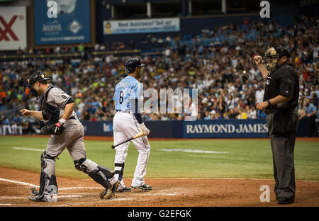 San Pietroburgo, Florida, Stati Uniti d'America. 29 Maggio, 2016. LOREN ELLIOTT | Orari .Tampa Bay Rays sinistra fielder Desmond Jennings (8) si allontana dalla piastra dopo aver depennato per terminare la partita contro i New York Yankees a Tropicana in Campo San Pietroburgo, Fla., domenica 29 maggio, 2016. Credito: Loren Elliott/Tampa Bay volte/ZUMA filo/Alamy Live News Foto Stock