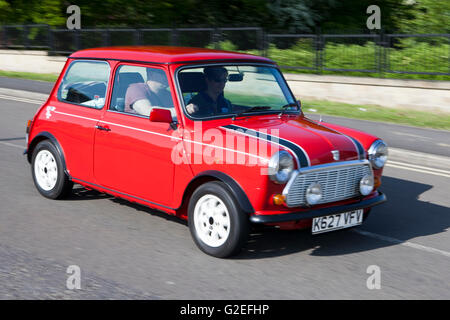 Mini Cooper gt, classic auto sportiva, in Pendle, Lancashire, Regno Unito. 29 Maggio, 2016. Il ruggito dei motori in tutto il rotolamento Pennine hills oggi come supercars dal classico al moderno giorno è arrivato per la carità PowerFest soddisfare in Pendle. Credito: Cernan Elias/Alamy Live News Foto Stock