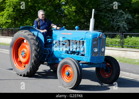 Fordson Major trattore, Pendle, Lancashire, Regno Unito. 29 Maggio, 2016. Il ruggito dei motori in tutto il rotolamento Pennine hills oggi come classic vintage restaurati, veicoli agricoli sono arrivati per la mostra, Foto Stock